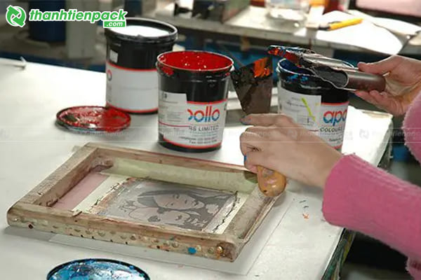 Chuẩn bị khuôn in và pha keo