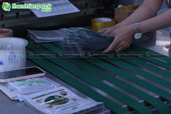 Sản xuất bao bì khô gà